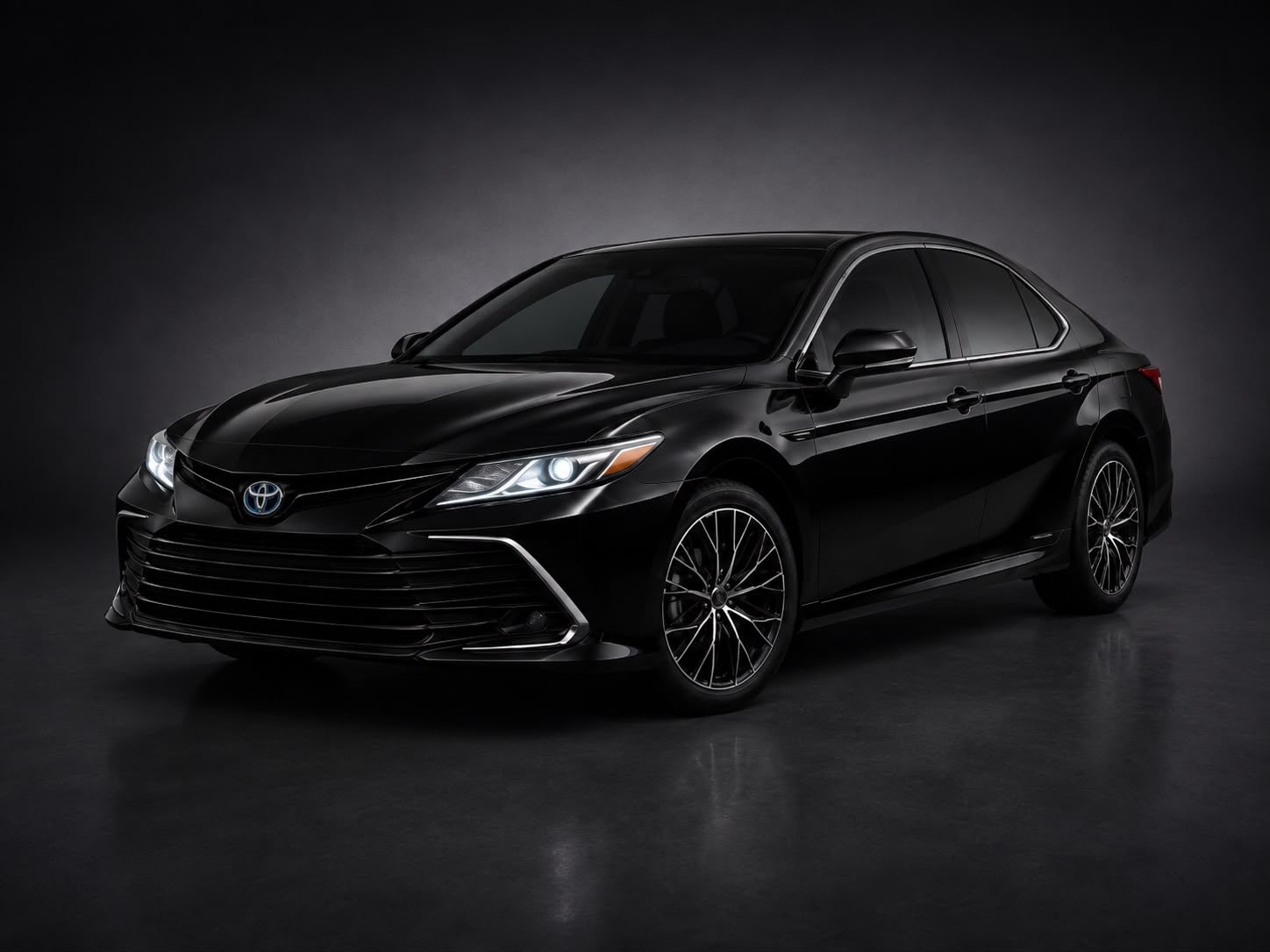 Toyota Camry noire, vue 3/4 avant